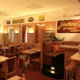 Salle du petit-déjeuner située dans le restaurant Kastanienhof Fotos