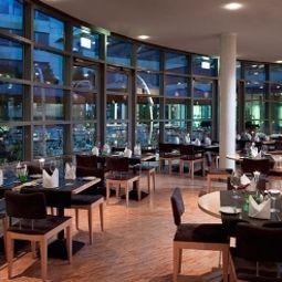 Salle du petit-déjeuner située dans le restaurant Innside by Meliá München Neue Messe Fotos