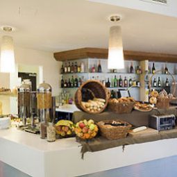 Salle du petit-déjeuner située dans le restaurant ibis Birmingham Airport Fotos