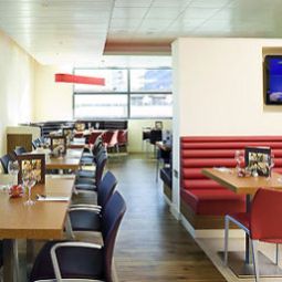 Salle du petit-déjeuner située dans le restaurant ibis Birmingham Airport Fotos