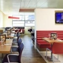 Salle du petit-déjeuner située dans le restaurant ibis Birmingham Airport Fotos