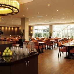 Salle du petit-déjeuner située dans le restaurant NH Naarden Fotos