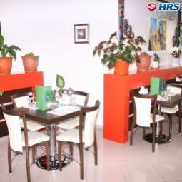 Sala de desayuno en el restaurante Grand Ons Fotos