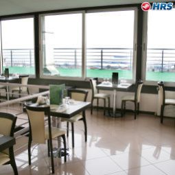 Sala de desayuno en el restaurante Grand Ons Fotos