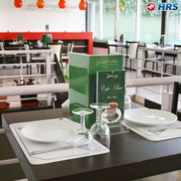 Sala de desayuno en el restaurante Grand Ons Fotos