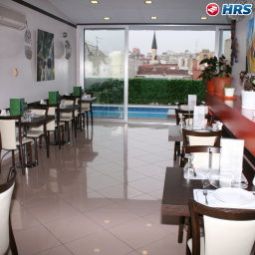 Sala de desayuno en el restaurante Grand Ons Fotos