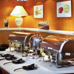 Salle du petit-déjeuner située dans le restaurant Mercure Budapest Duna Hotel Fotos