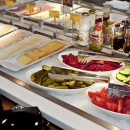 Salle du petit-déjeuner située dans le restaurant Mercure Budapest Duna Hotel Fotos