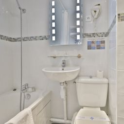 Salle de bains Kyriad Paris Porte d'Orleans Fotos