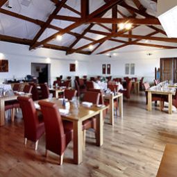 Зал для завтрака Mercure Swindon South Marston Hotel and Spa Fotos