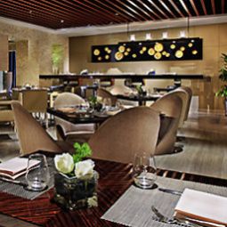 Salle du petit-déjeuner située dans le restaurant Sofitel Jinan Silver Plaza Fotos