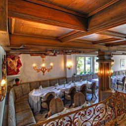 Salle du petit-déjeuner située dans le restaurant Laube Fotos