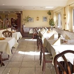 Salle du petit-déjeuner située dans le restaurant Zum Löwen Fotos