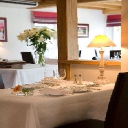 Sala de desayuno en el restaurante Les Jardins de Bakea Chateaux et Hotels Collection Fotos