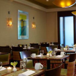 Restaurante Renaissance Westchester Hotel Fotos