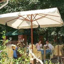 Терраса Les Pins Logis de France Fotos