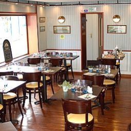Salle du petit-déjeuner située dans le restaurant D Arromanches Logis Fotos