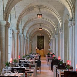 Salle du petit-déjeuner située dans le restaurant Cloitre Saint Louis Fotos