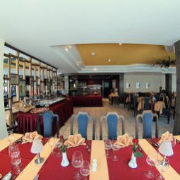 Salle du petit-déjeuner située dans le restaurant Montana Fotos