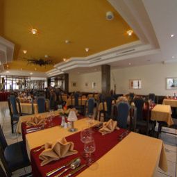 Salle du petit-déjeuner située dans le restaurant Montana Fotos