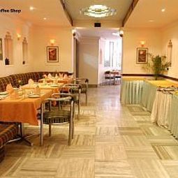 Salle du petit-déjeuner située dans le restaurant Ambassador Pallava Fotos