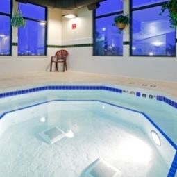 Pool Holiday Inn Express Hotel & Suites FORT ATKINSON Fotos