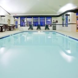 Pool Holiday Inn Express Hotel & Suites FORT ATKINSON Fotos