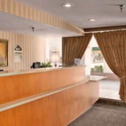 Фасад Howard Johnson East Lansing Fotos