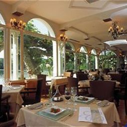 Sala de desayuno en el restaurante Château de Brindos Fotos