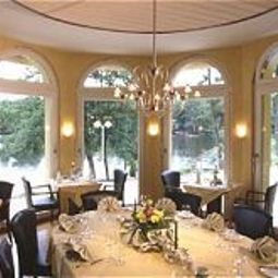 Salle du petit-déjeuner située dans le restaurant Fischhaus Fotos