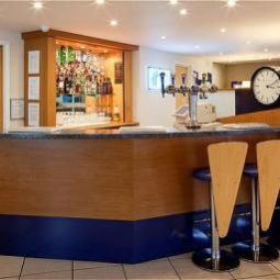 Bar Holiday Inn Express LICHFIELD Fotos