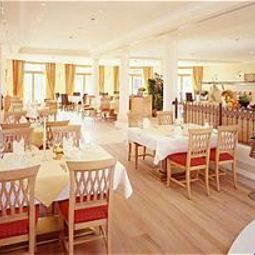 Salle du petit-déjeuner située dans le restaurant Altwirt Fotos
