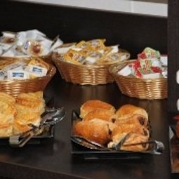 Buffet Comfort Hotel Rouen Alba Fotos