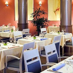 Salle du petit-déjeuner située dans le restaurant Novotel Bern Expo Fotos