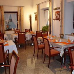 Salle du petit-déjeuner située dans le restaurant Zur Post Garni Fotos