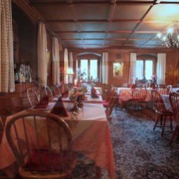 Salle du petit-déjeuner située dans le restaurant Hirth Fotos