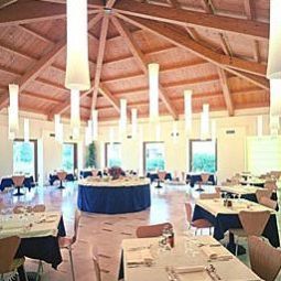 Salle du petit-déjeuner située dans le restaurant Crystal Fotos