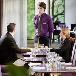 Salle du petit-déjeuner située dans le restaurant Novotel Saint Quentin Golf National Fotos