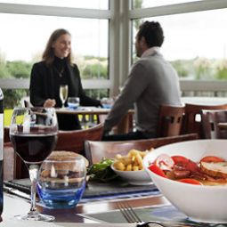 Salle du petit-déjeuner située dans le restaurant Novotel Saint Quentin Golf National Fotos