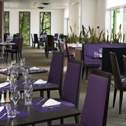 Salle du petit-déjeuner située dans le restaurant Novotel Saint Quentin Golf National Fotos