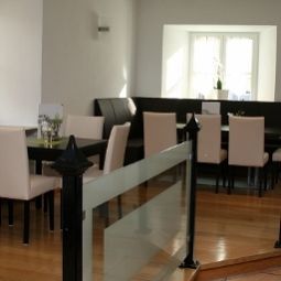 Sala de desayuno en el restaurante Weißer Hahn Landhotel Fotos