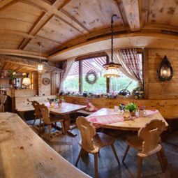 Breakfast room within restaurant Almwirt Fotos
