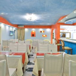 Salle du petit-déjeuner située dans le restaurant Anatoli Fotos