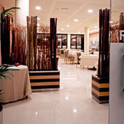 Salle du petit-déjeuner située dans le restaurant Husa Center Fotos
