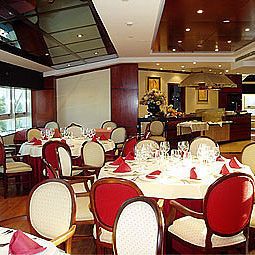 Salle du petit-déjeuner située dans le restaurant GH Santiago Fotos