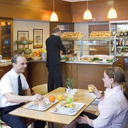 Зал для завтрака ibis Bern Expo Fotos
