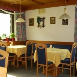 Sala colazione nel ristorante Haus Resi Pension Fotos