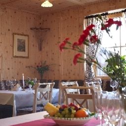 Зал для завтрака Alpenhotel Ernberg zum Dorfwirt Fotos