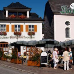 Am Dorfplatz - Gasthof Hotel Kirchenwirt Strobl 