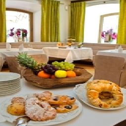 Salle du petit-déjeuner située dans le restaurant Iris Porsche Mondsee Hideaway Fotos